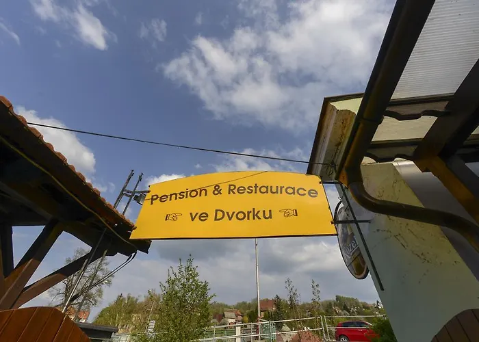 Ve Dvorku Πανσιόν *